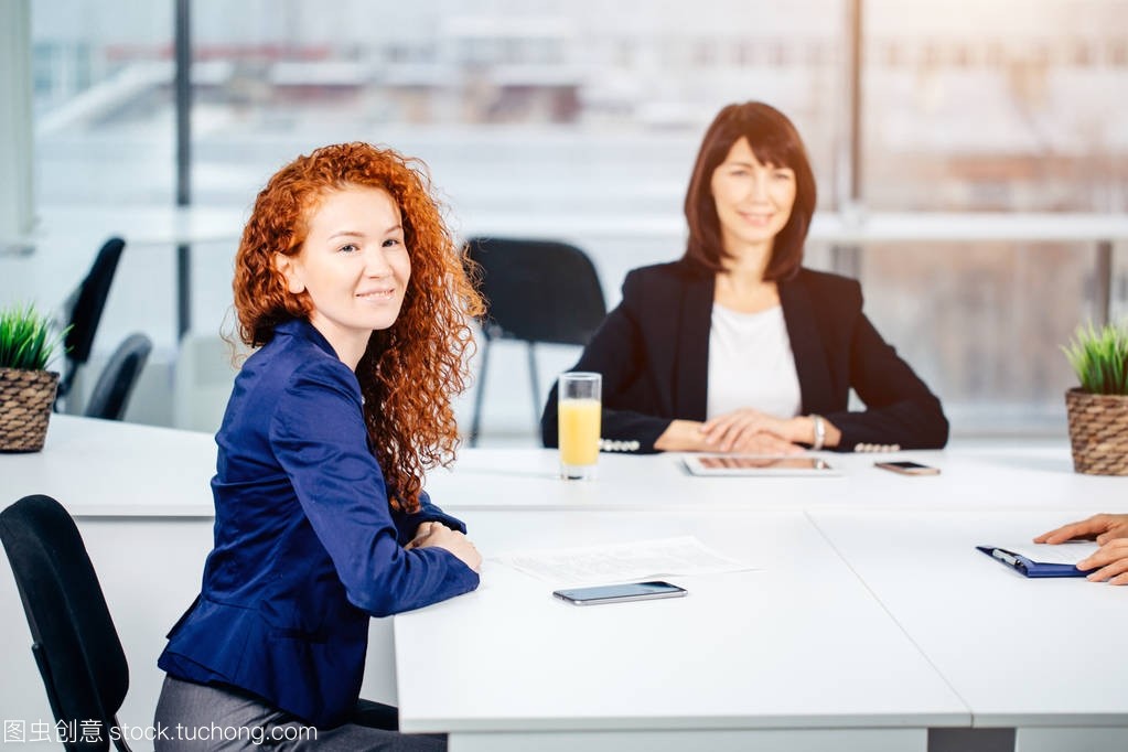 商务、技术和办公室概念-微笑的女老板与团队交谈