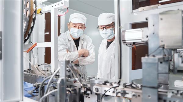 OPPO IoT高管亲临工厂把关首款智能牙刷 倾力打造高洁净、智能化的出众产品