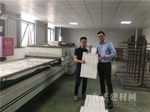 依威全屋定制整装材料欧洲供应商参观工厂，技术转让开启新篇章